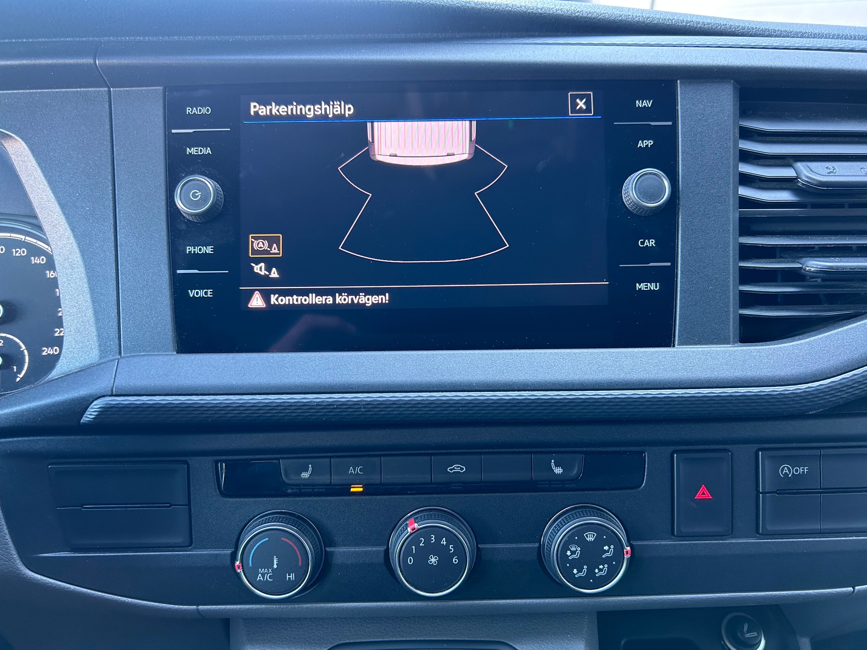 Volkswagen Transporter T32 2.0 TDI Automat Dragkrok Värmare 3-sits App-Connect Moms/Leasing 150hk – bild 17 av 20