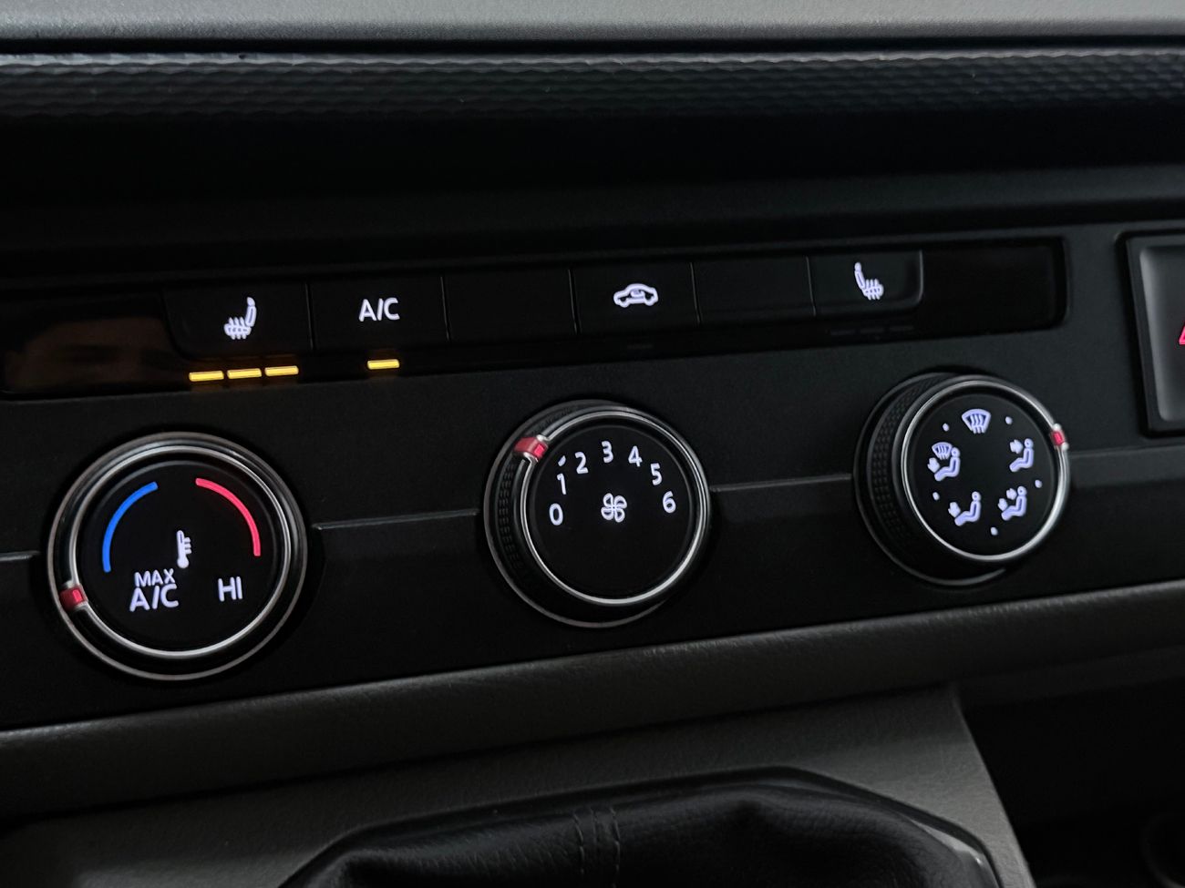Volkswagen Transporter T30 2.0 TDI L2H1 Dragkrok Värmare 3-sits Navi App-Connect P-Sensorer – bild 22 av 29