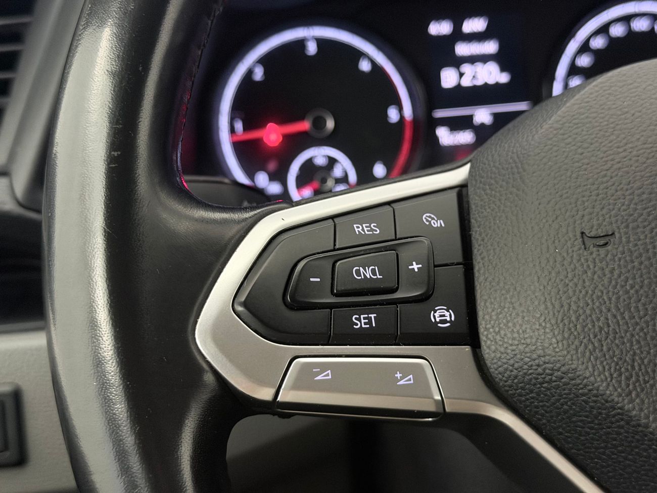 Volkswagen Transporter T30 2.0 TDI L2H1 Dragkrok Värmare 3-sits Navi App-Connect P-Sensorer – bild 15 av 29