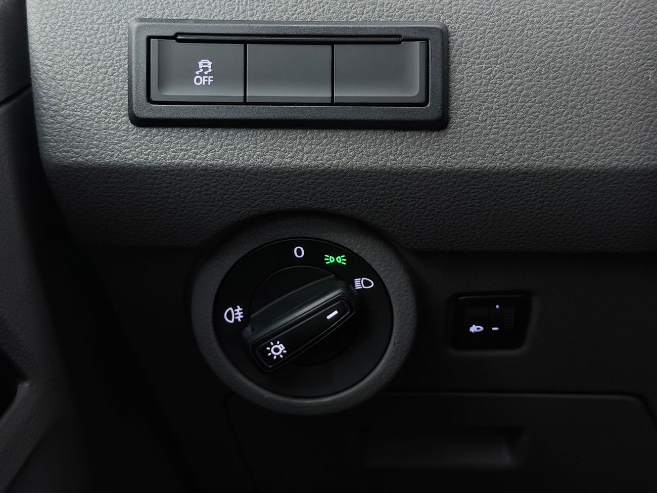 Volkswagen Transporter T30 2.0 TDI L2H1 Dragkrok Värmare 3-sits Navi App-Connect P-Sensorer – bild 26 av 29