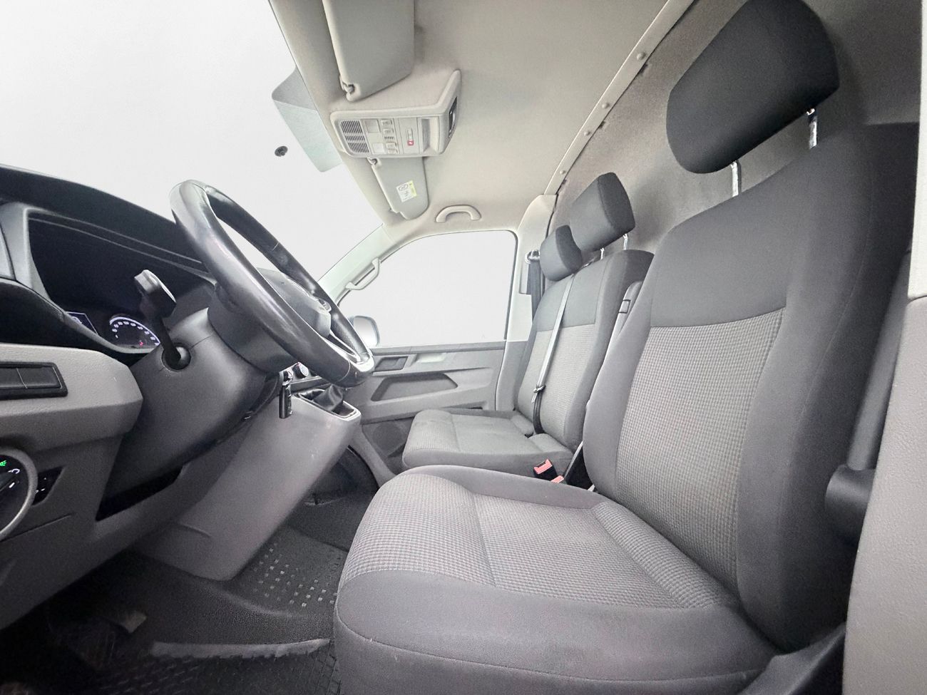 Volkswagen Transporter T30 2.0 TDI L2H1 Dragkrok Värmare 3-sits Navi App-Connect P-Sensorer – bild 11 av 29