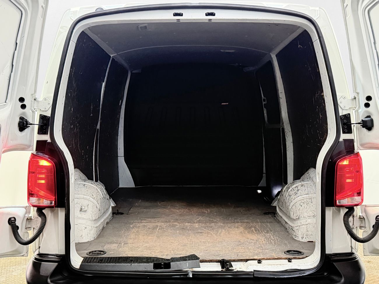 Volkswagen Transporter T30 2.0 TDI L2H1 Dragkrok Värmare 3-sits Navi App-Connect P-Sensorer – bild 29 av 29