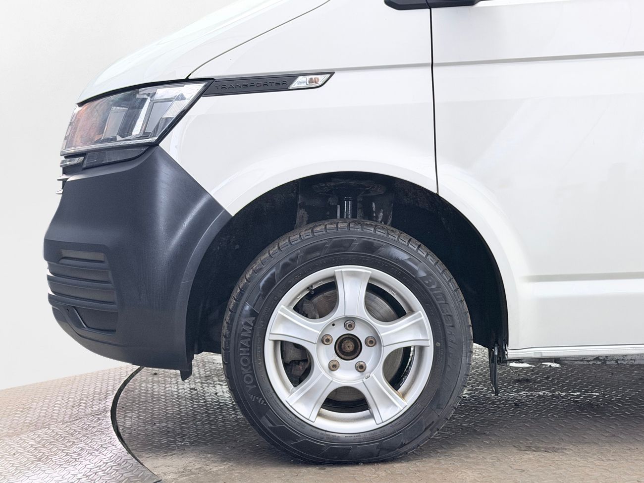 Volkswagen Transporter T30 2.0 TDI L2H1 Dragkrok Värmare 3-sits Navi App-Connect P-Sensorer – bild 10 av 29