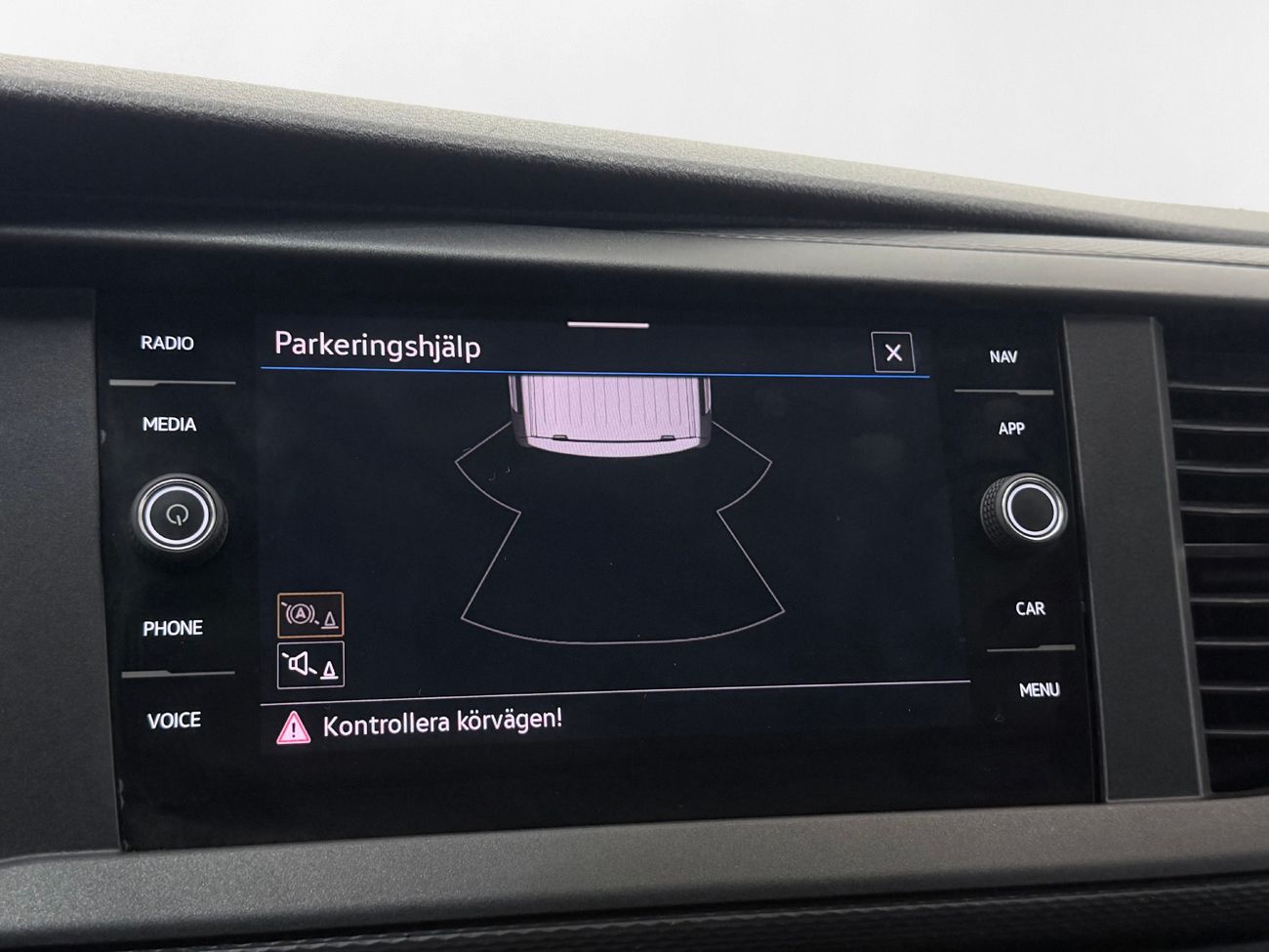 Volkswagen Transporter T30 2.0 TDI L2H1 Dragkrok Värmare 3-sits Navi App-Connect P-Sensorer – bild 18 av 29