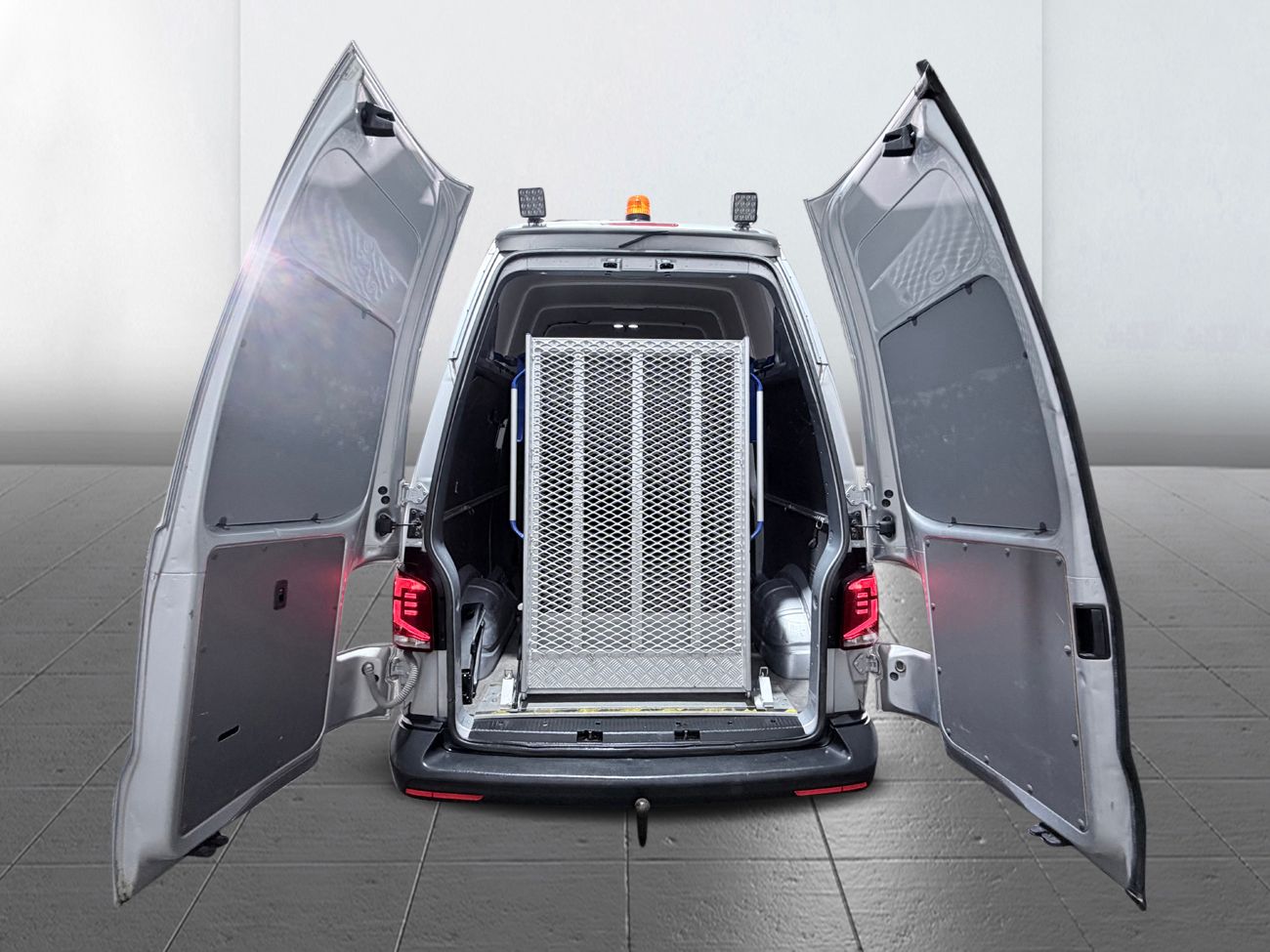 Volkswagen Transporter T30 2.0 4M Aut Dragkrok Extra Hög Ramp 3-sits Värmare Backkamera 150hk – bild 7 av 28