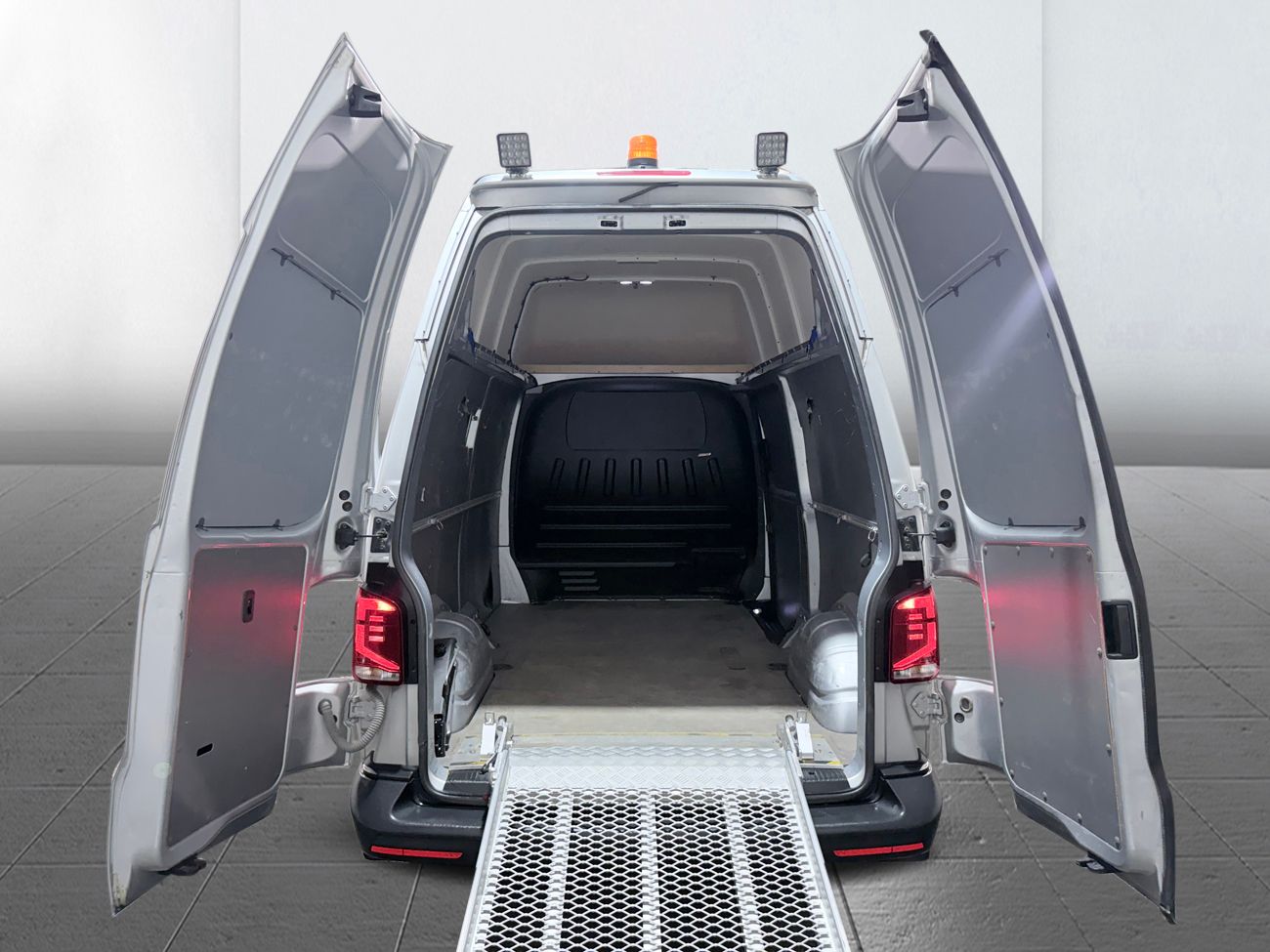 Volkswagen Transporter T30 2.0 4M Aut Dragkrok Extra Hög Ramp 3-sits Värmare Backkamera 150hk – bild 8 av 28