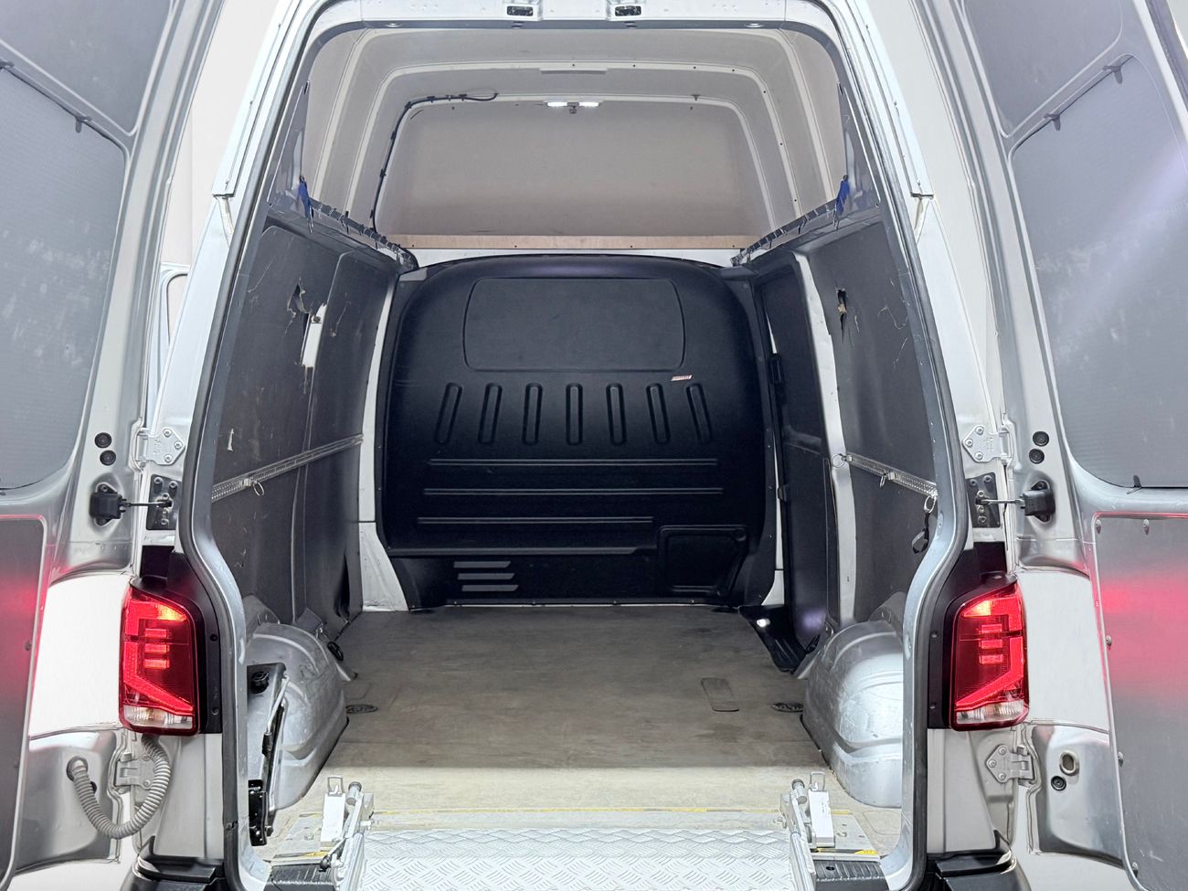 Volkswagen Transporter T30 2.0 4M Aut Dragkrok Extra Hög Ramp 3-sits Värmare Backkamera 150hk – bild 12 av 28