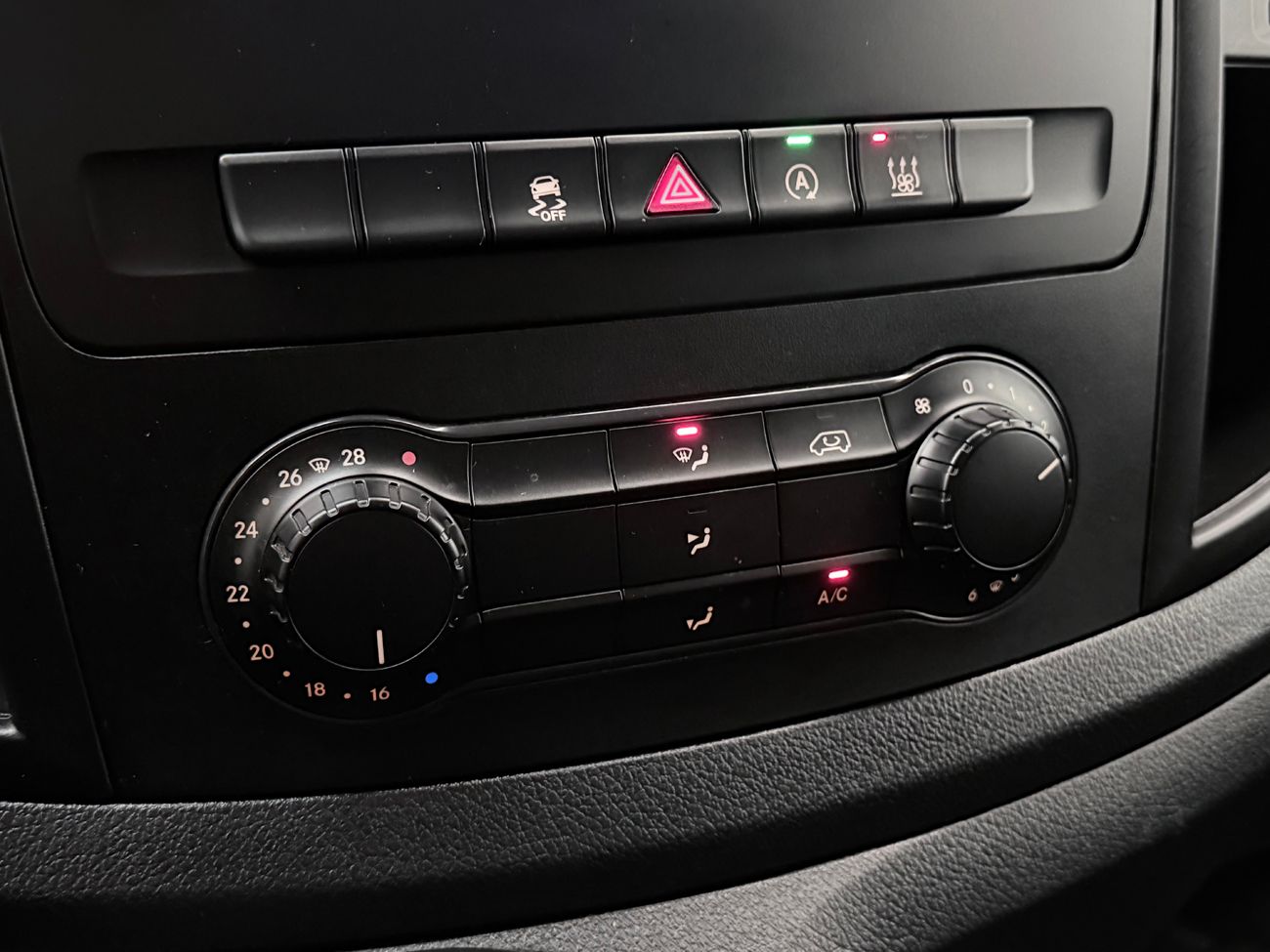 Mercedes-Benz Vito 110 CDI 2.8t L2 Lång Drag 3-sits Kamera Värmare 102hk – bild 19 av 25