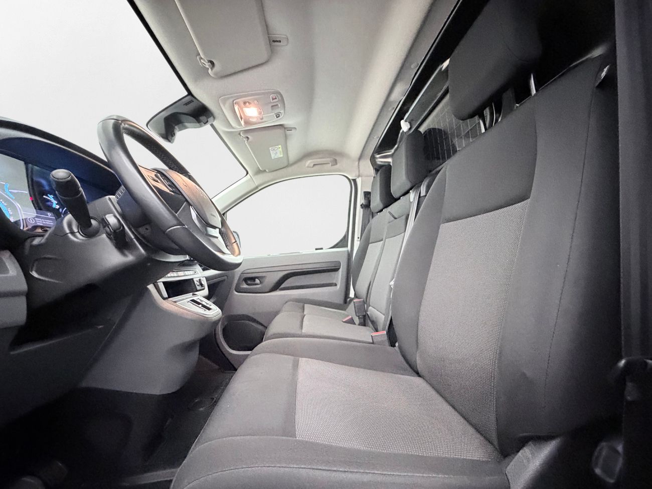 Peugeot e-Expert 75 kWh L2 Dragkrok Inredd Kamera 3-sits MOMS 136hk – bild 13 av 23