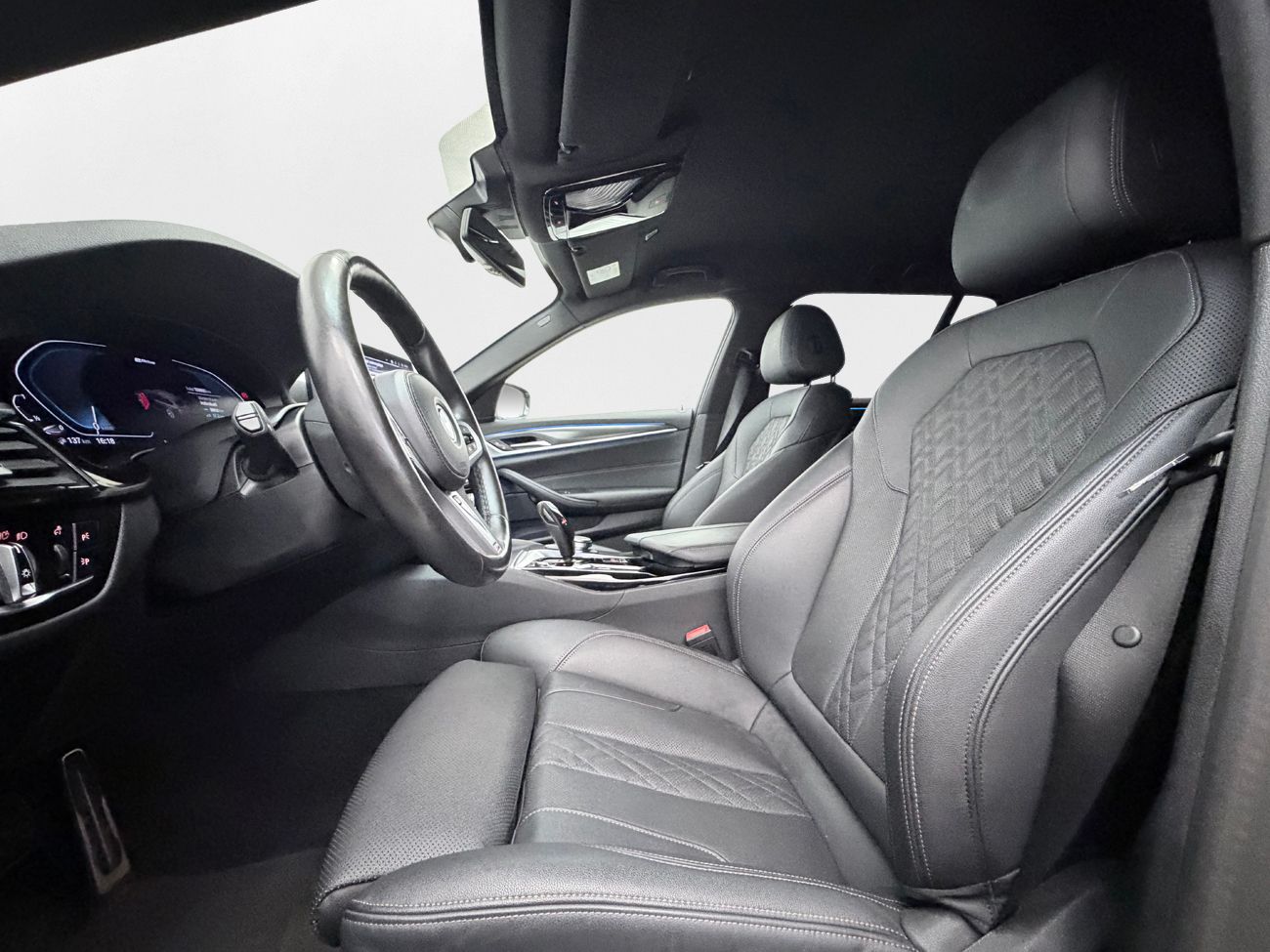 BMW 530e Touring M Sport Drag Cockpit Nav Kamera Läder MOMS 292hk – bild 9 av 38