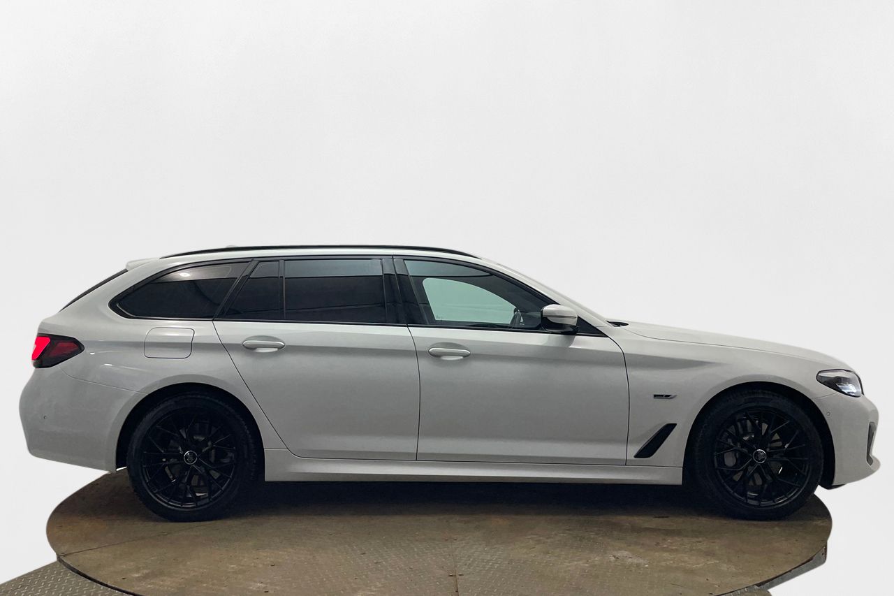 BMW 530e Touring M Sport Drag Cockpit Nav Kamera Läder MOMS 292hk – bild 3 av 38