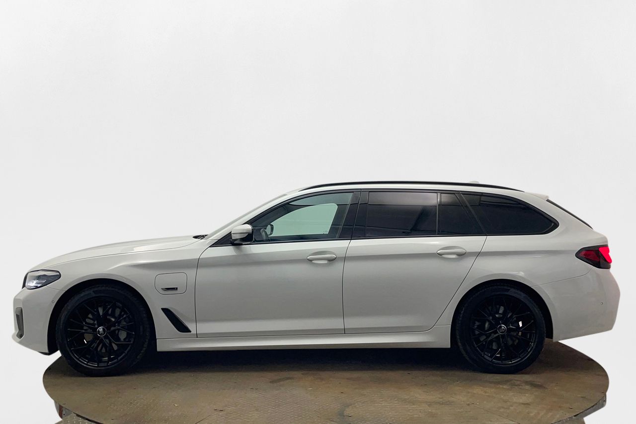 BMW 530e Touring M Sport Drag Cockpit Nav Kamera Läder MOMS 292hk – bild 7 av 38