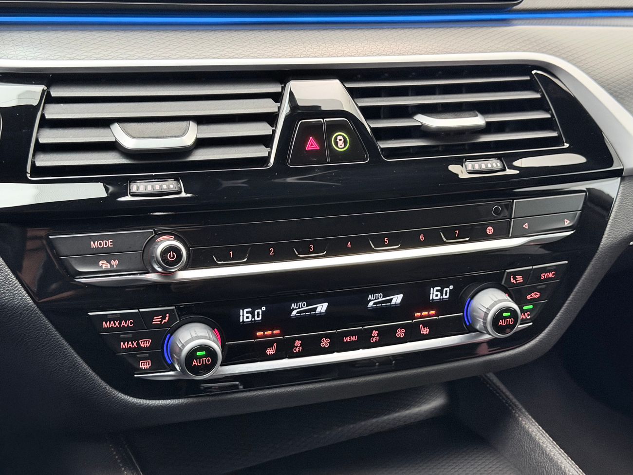 BMW 530e Touring M Sport Drag Cockpit Nav Kamera Läder MOMS 292hk – bild 24 av 38
