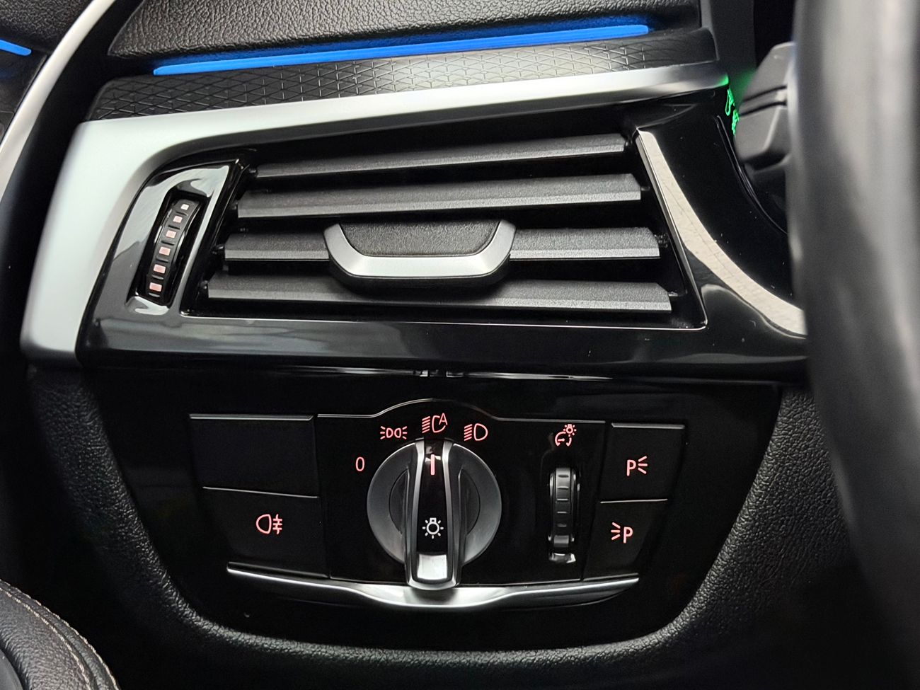 BMW 530e Touring M Sport Drag Cockpit Nav Kamera Läder MOMS 292hk – bild 31 av 38