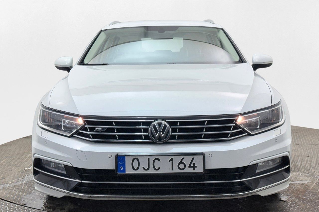 Volkswagen Passat Sportscombi 2.0 TDI GT R-Line Dragkrok Backkamera Värmare CarPlay 190hk – bild 2 av 29