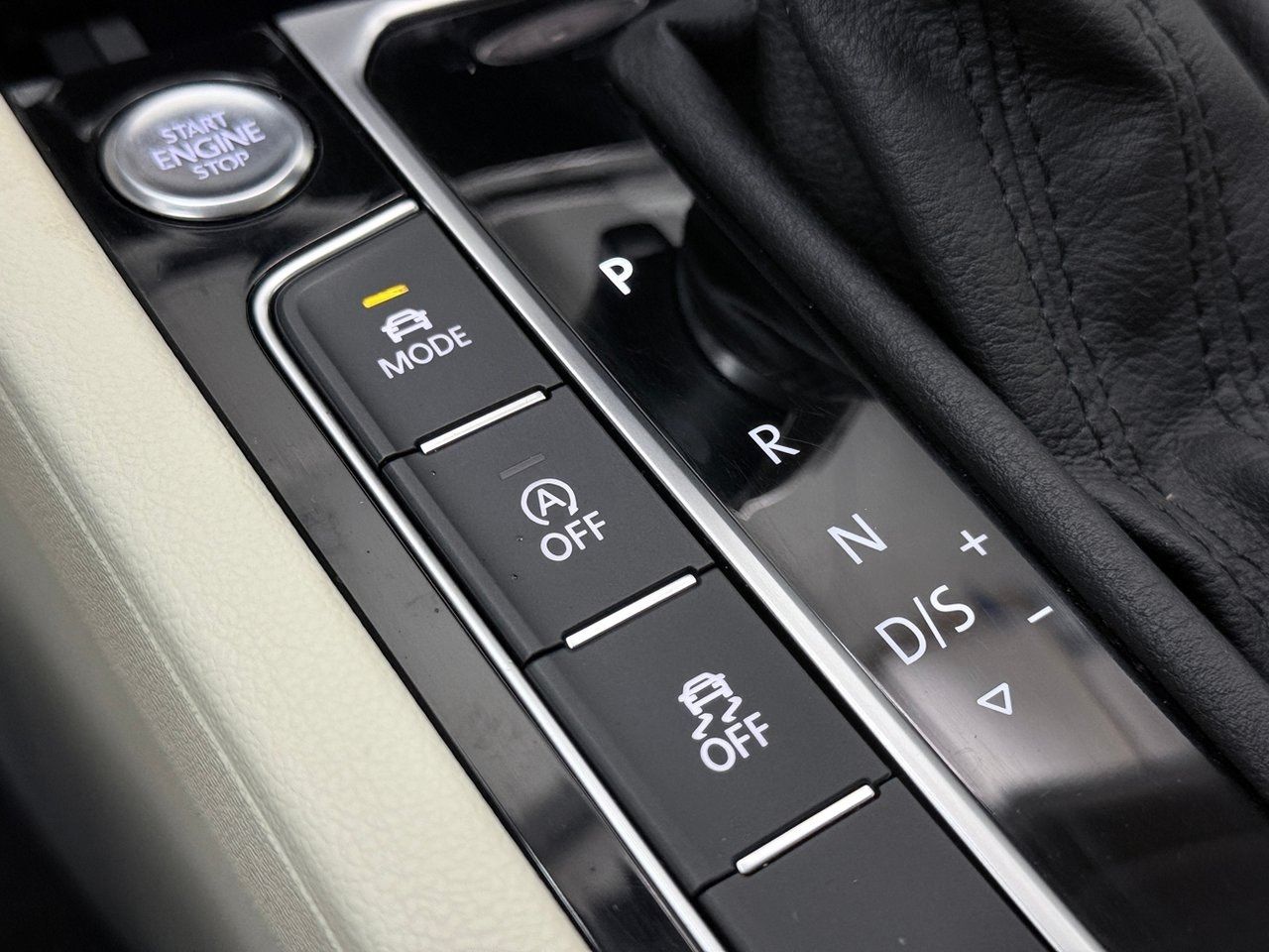 Volkswagen Passat Sportscombi 2.0 TDI GT R-Line Dragkrok Backkamera Värmare CarPlay 190hk – bild 26 av 29