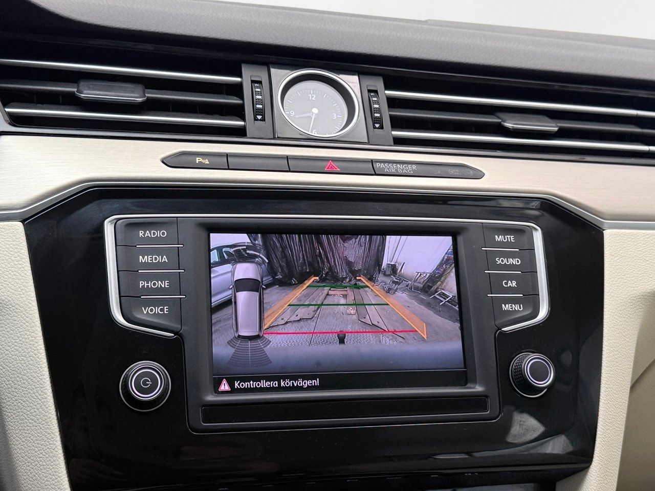 Volkswagen Passat Sportscombi 2.0 TDI GT R-Line Dragkrok Backkamera Värmare CarPlay 190hk – bild 20 av 29