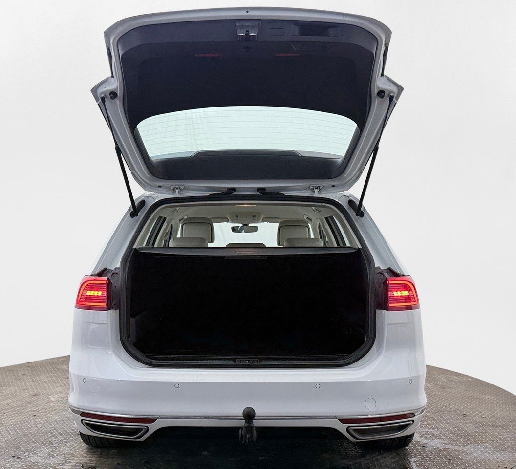 Volkswagen Passat Sportscombi 2.0 TDI GT R-Line Dragkrok Backkamera Värmare CarPlay 190hk – bild 7 av 29