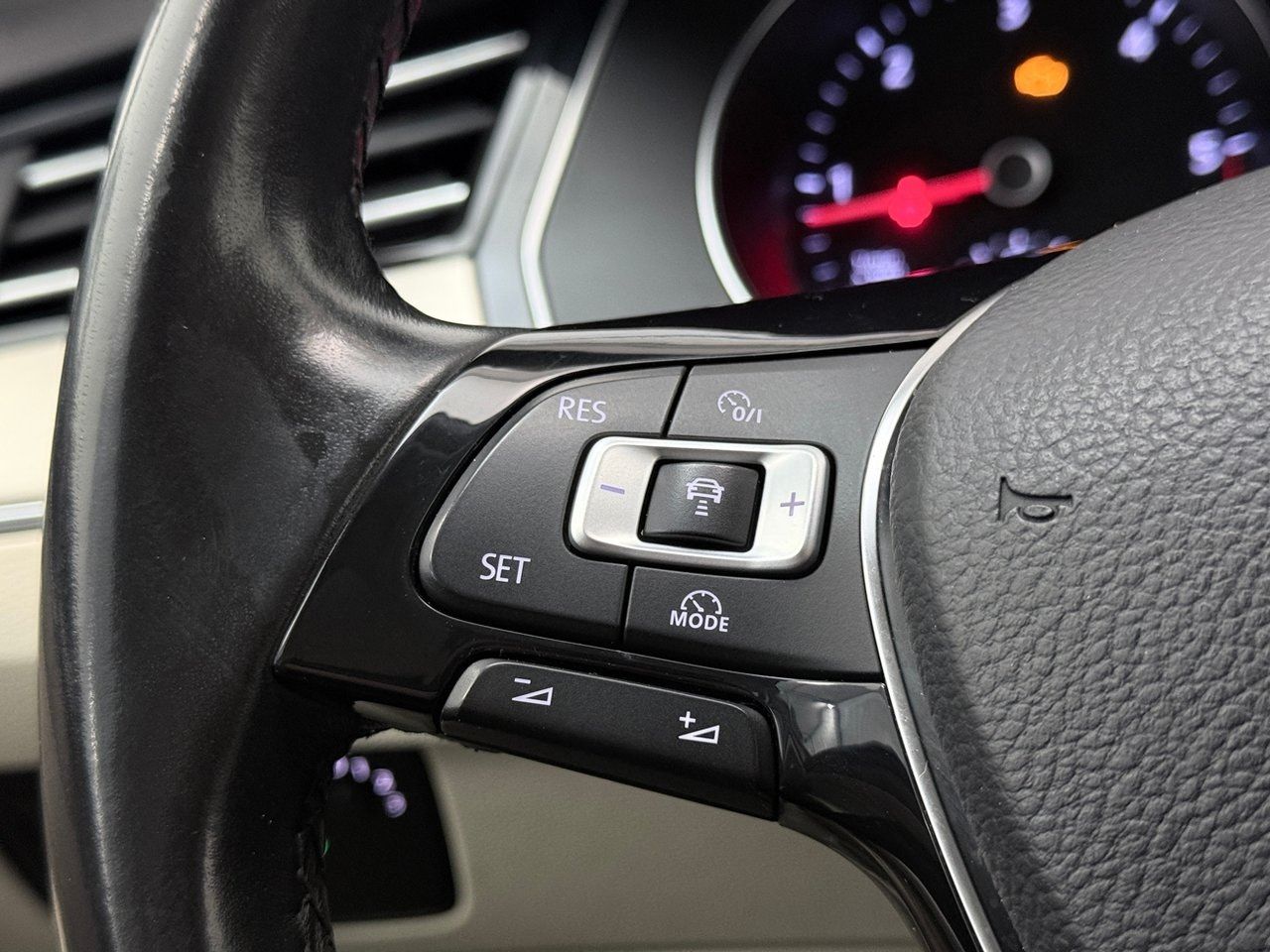 Volkswagen Passat Sportscombi 2.0 TDI GT R-Line Dragkrok Backkamera Värmare CarPlay 190hk – bild 18 av 29