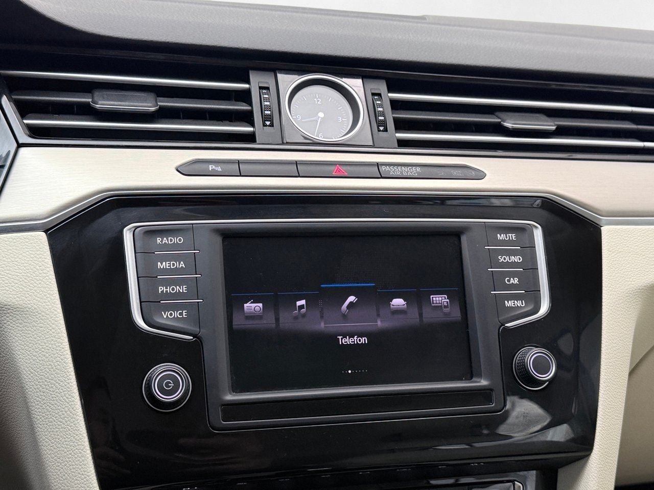 Volkswagen Passat Sportscombi 2.0 TDI GT R-Line Dragkrok Backkamera Värmare CarPlay 190hk – bild 21 av 29
