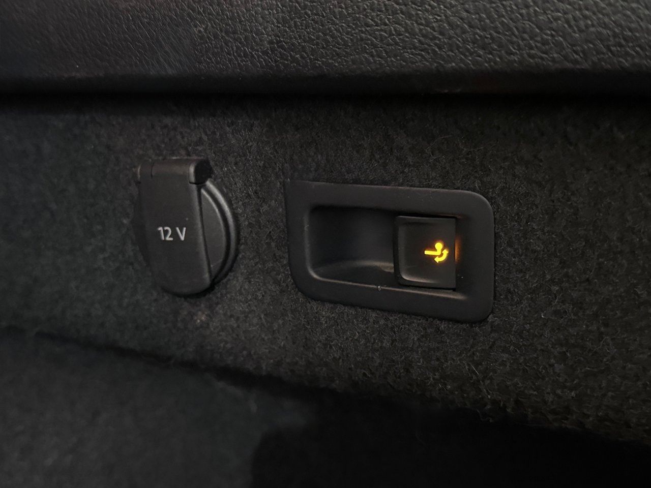 Volkswagen Passat Sportscombi 2.0 TDI GT R-Line Dragkrok Backkamera Värmare CarPlay 190hk – bild 29 av 29