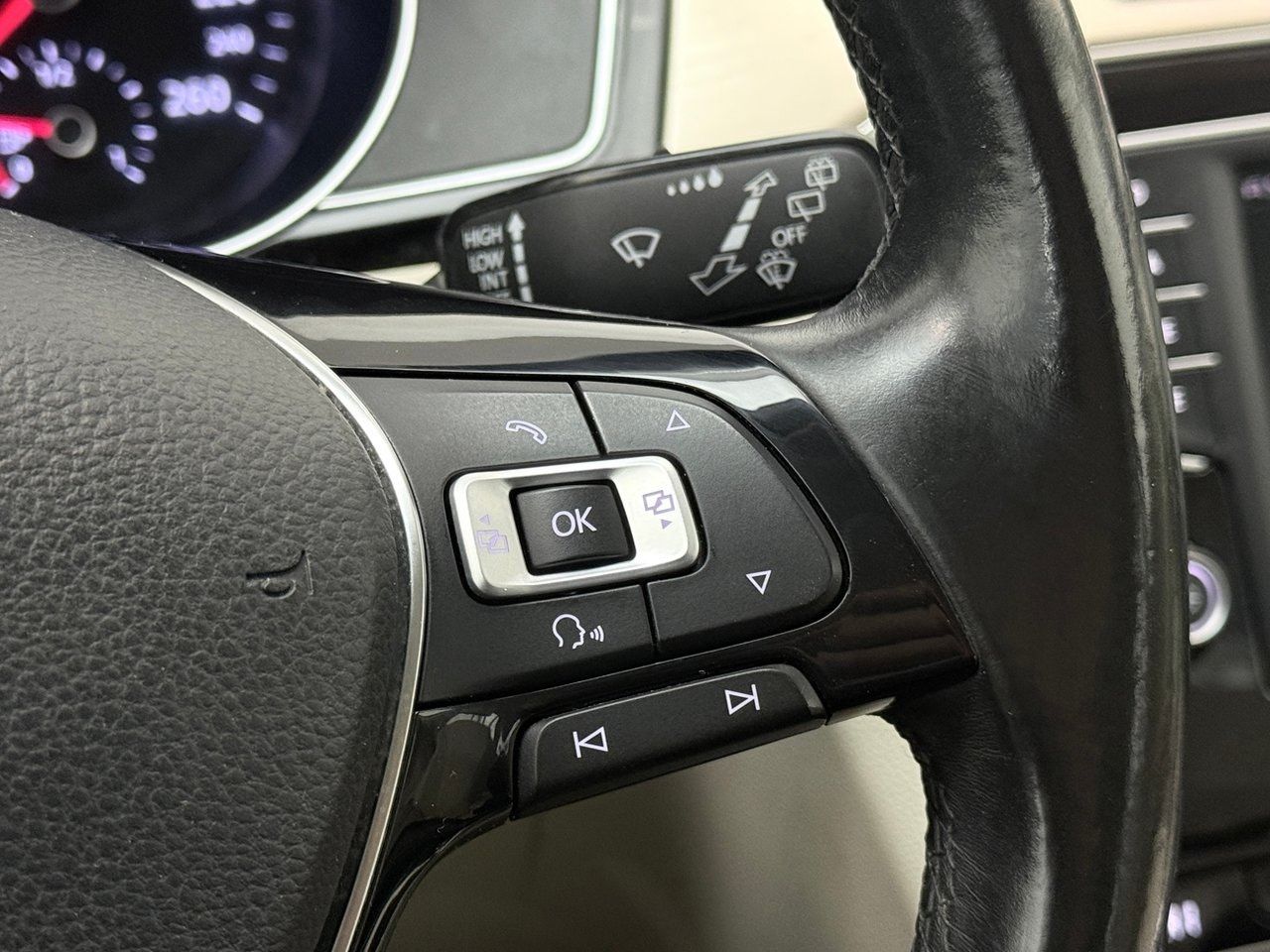 Volkswagen Passat Sportscombi 2.0 TDI GT R-Line Dragkrok Backkamera Värmare CarPlay 190hk – bild 19 av 29
