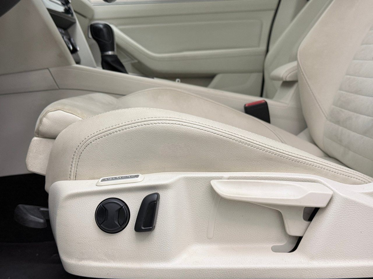 Volkswagen Passat Sportscombi 2.0 TDI GT R-Line Dragkrok Backkamera Värmare CarPlay 190hk – bild 13 av 29