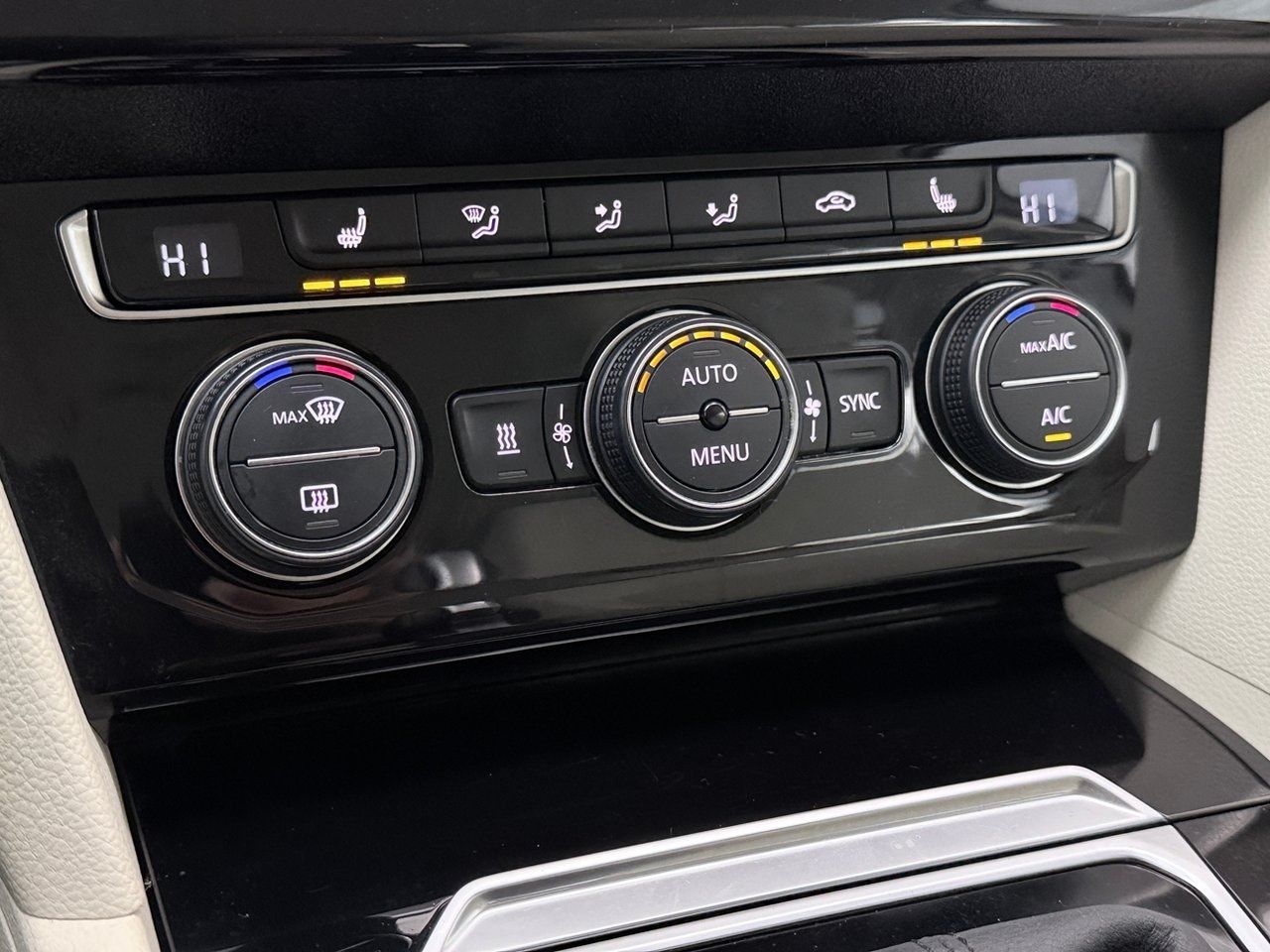 Volkswagen Passat Sportscombi 2.0 TDI GT R-Line Dragkrok Backkamera Värmare CarPlay 190hk – bild 23 av 29