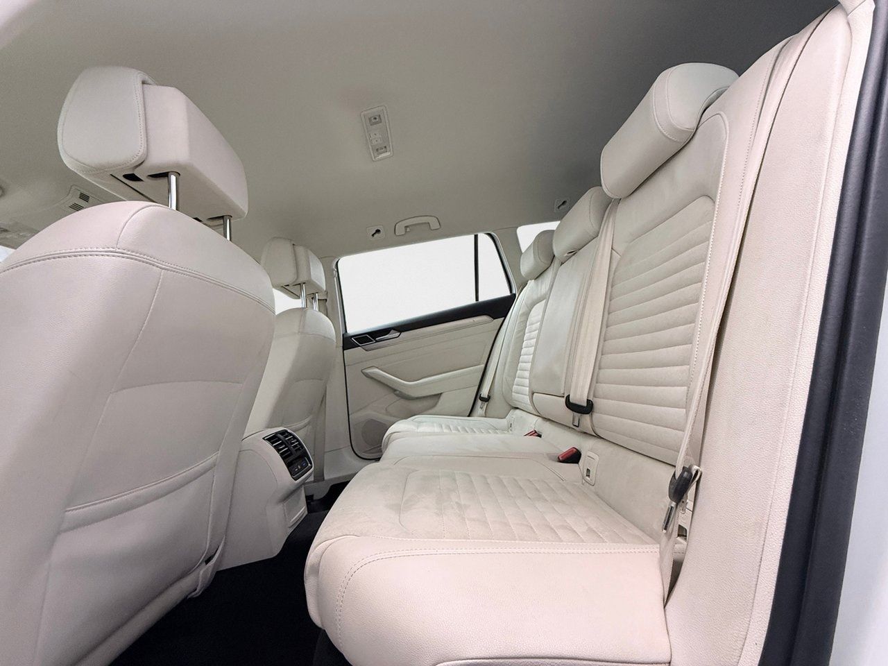 Volkswagen Passat Sportscombi 2.0 TDI GT R-Line Dragkrok Backkamera Värmare CarPlay 190hk – bild 14 av 29
