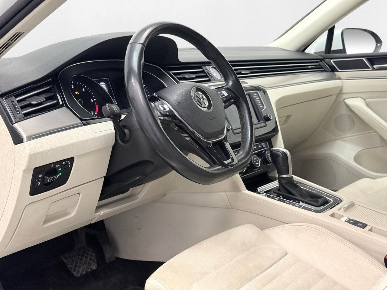 Volkswagen Passat Sportscombi 2.0 TDI GT R-Line Dragkrok Backkamera Värmare CarPlay 190hk – bild 12 av 29