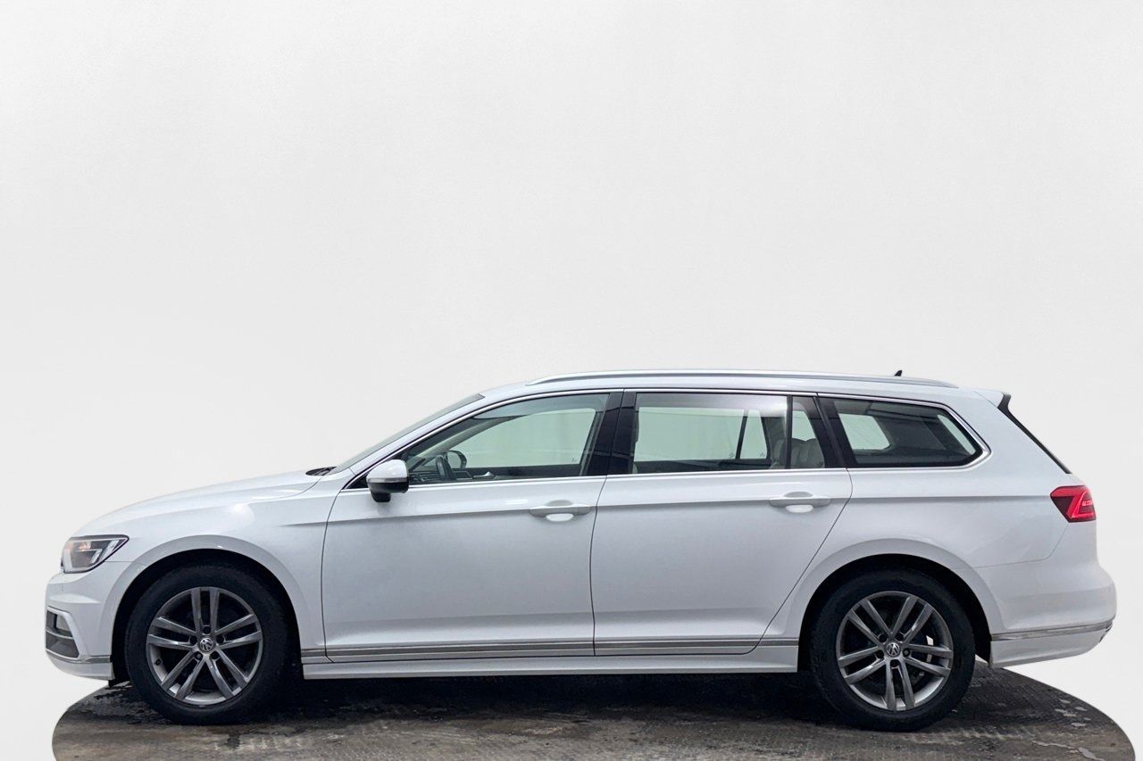 Volkswagen Passat Sportscombi 2.0 TDI GT R-Line Dragkrok Backkamera Värmare CarPlay 190hk – bild 9 av 29