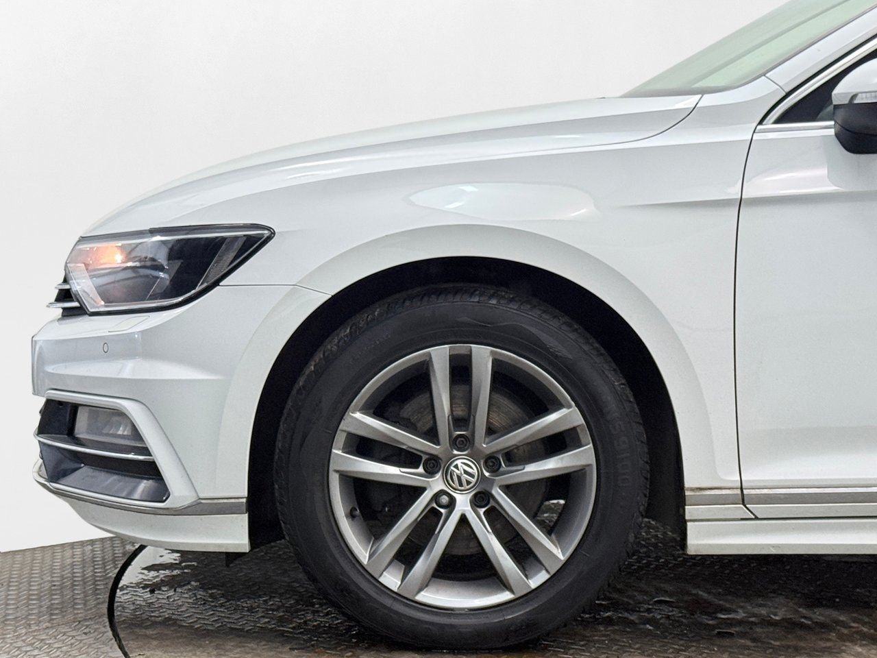 Volkswagen Passat Sportscombi 2.0 TDI GT R-Line Dragkrok Backkamera Värmare CarPlay 190hk – bild 10 av 29
