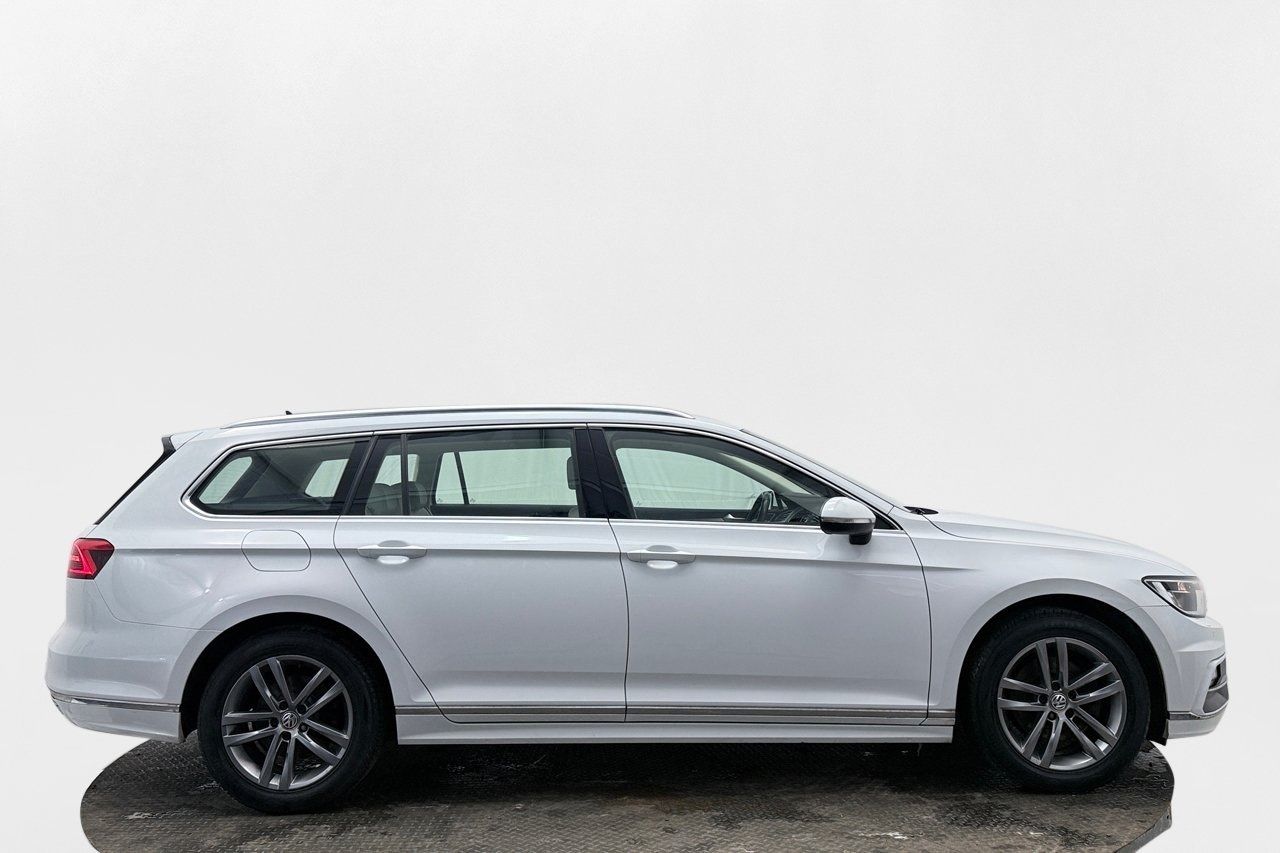 Volkswagen Passat Sportscombi 2.0 TDI GT R-Line Dragkrok Backkamera Värmare CarPlay 190hk – bild 4 av 29