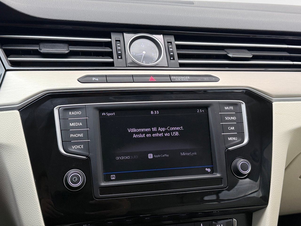 Volkswagen Passat Sportscombi 2.0 TDI GT R-Line Dragkrok Backkamera Värmare CarPlay 190hk – bild 22 av 29