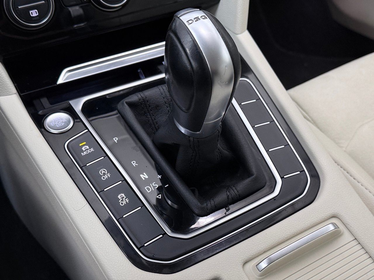 Volkswagen Passat Sportscombi 2.0 TDI GT R-Line Dragkrok Backkamera Värmare CarPlay 190hk – bild 27 av 29