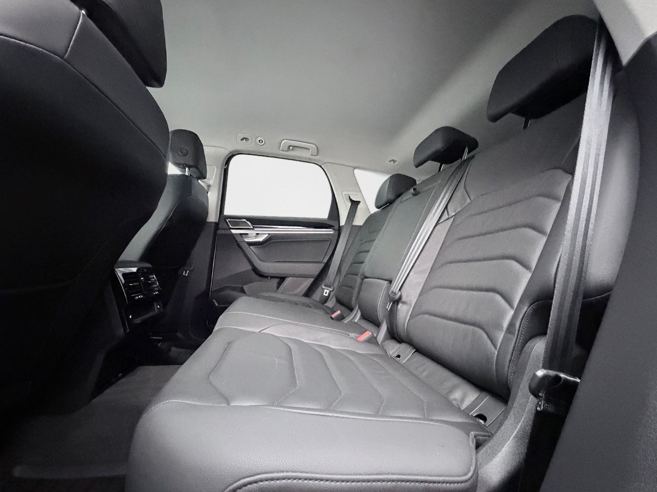 Volkswagen Touareg 3.0 V6 4M Inno Drag Luftfjädr Läder Kamera DYNAUDIO – bild 13 av 38