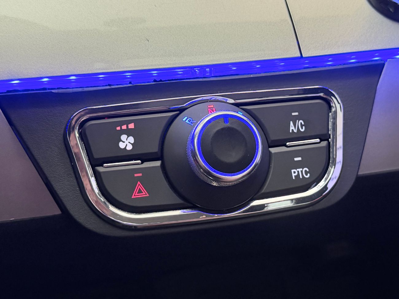 Titan Zero R4S 4-sits Läder Taklucka Värmare Cockpit USB Klass 2 – bild 21 av 22