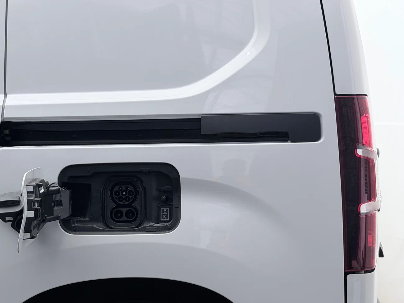 Fiat E-Doblò Skåp 50 kWh CCS Navi Kamera CarPlay 3sits 136hk – bild 29 av 29