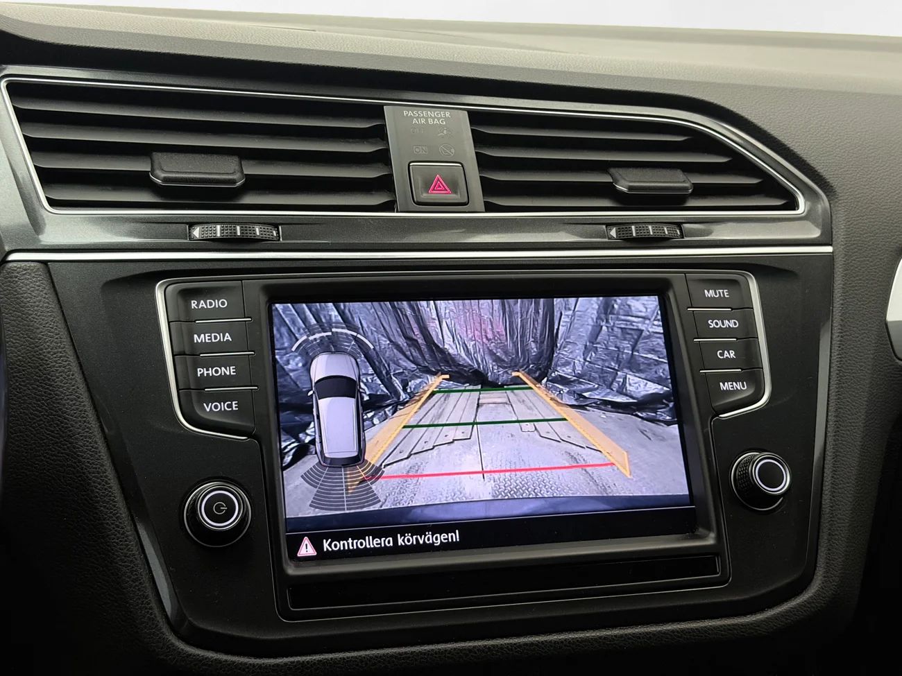 Volkswagen Tiguan 1.4 TSI 4M Aut Premium Tech Drag Kamera Värmare – bild 18 av 33