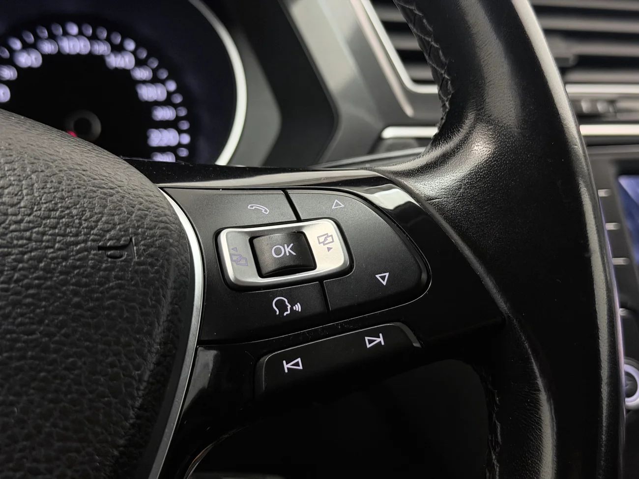Volkswagen Tiguan 1.4 TSI 4M Aut Premium Tech Drag Kamera Värmare – bild 17 av 33