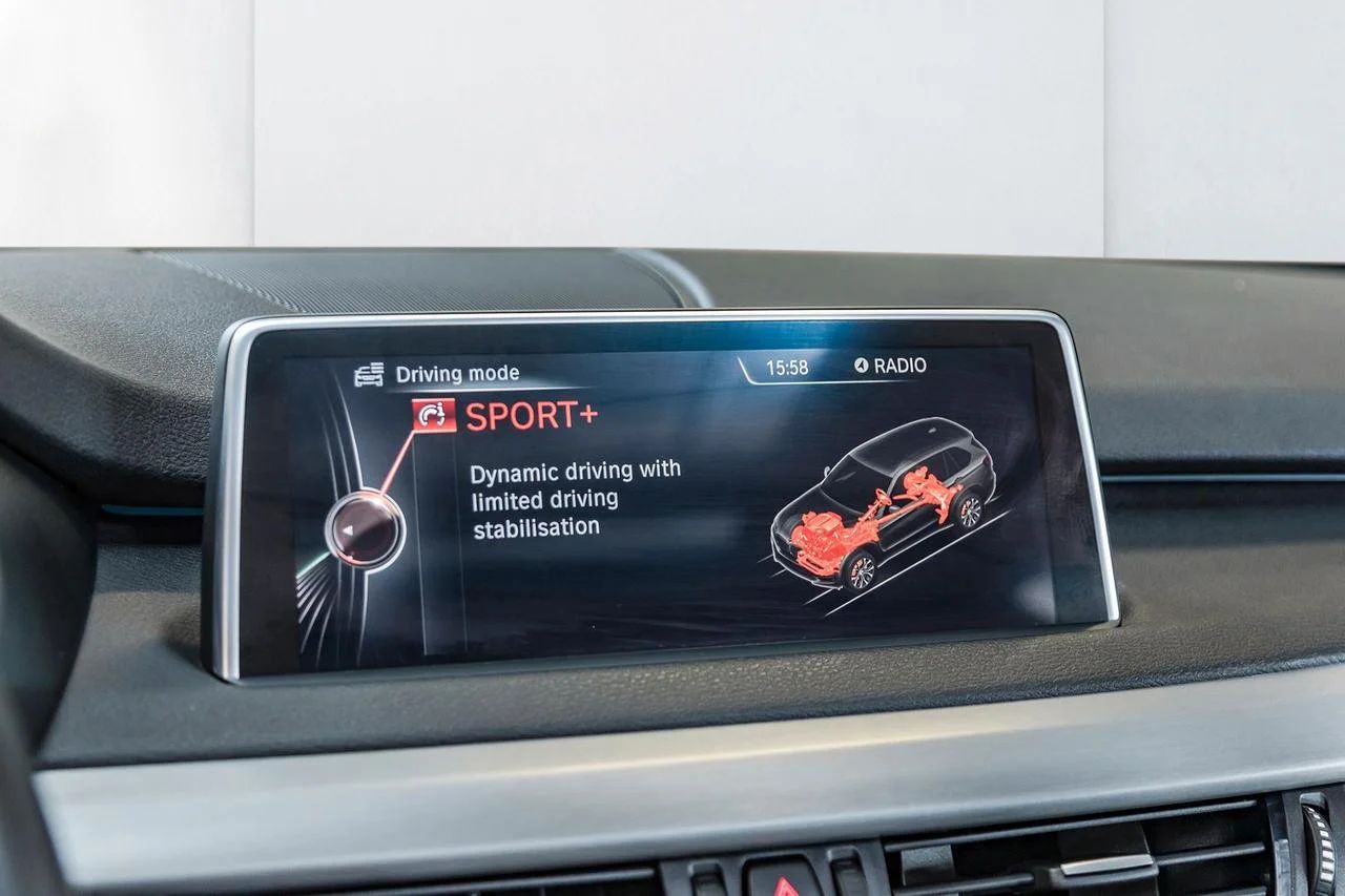BMW X5 xDrive50i M Sport Drag Pano Läder HUD Kamera H/K 450hk – bild 18 av 25