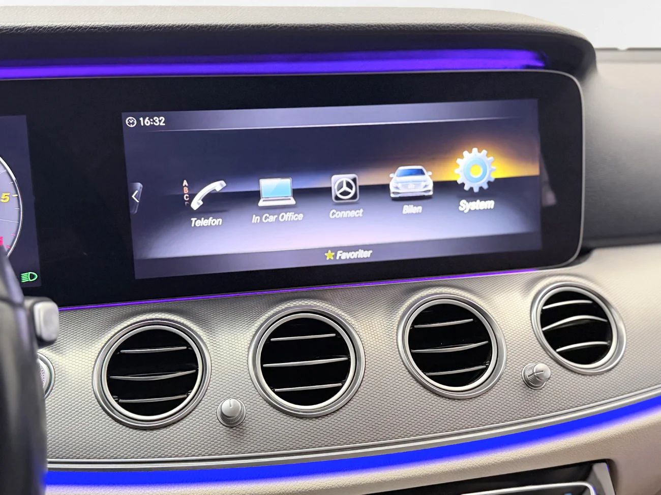Mercedes-Benz E 220 d 4M Aut Exclusive Navi 360° HUD Värmare MOMS – bild 30 av 37