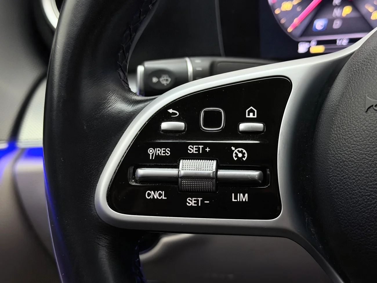 Mercedes-Benz E 220 d 4M Aut Exclusive Navi 360° HUD Värmare MOMS – bild 19 av 37