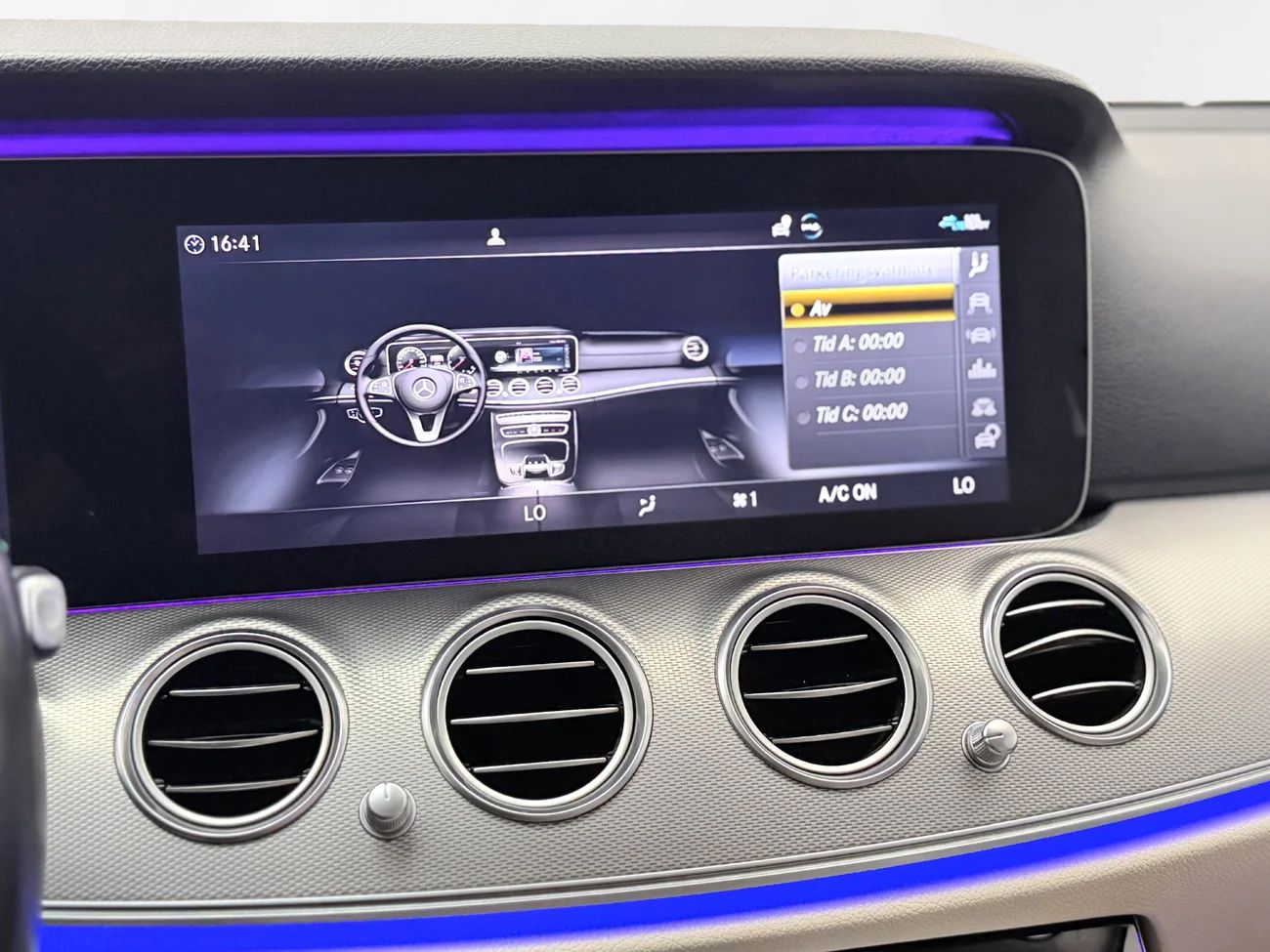 Mercedes-Benz E 220 d 4M Aut Exclusive Navi 360° HUD Värmare MOMS – bild 26 av 37