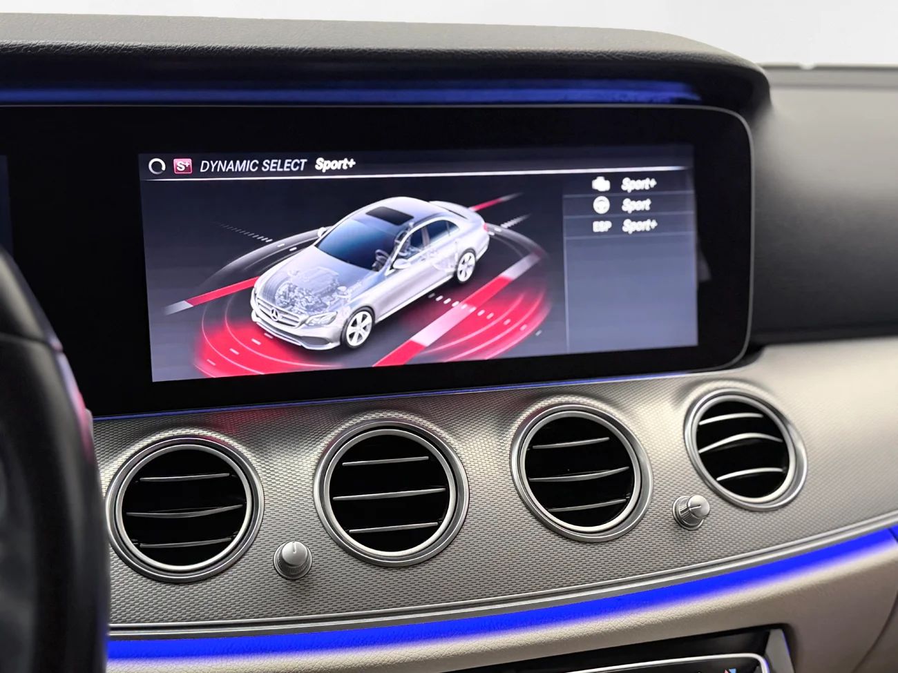 Mercedes-Benz E 220 d 4M Aut Exclusive Navi 360° HUD Värmare MOMS – bild 27 av 37