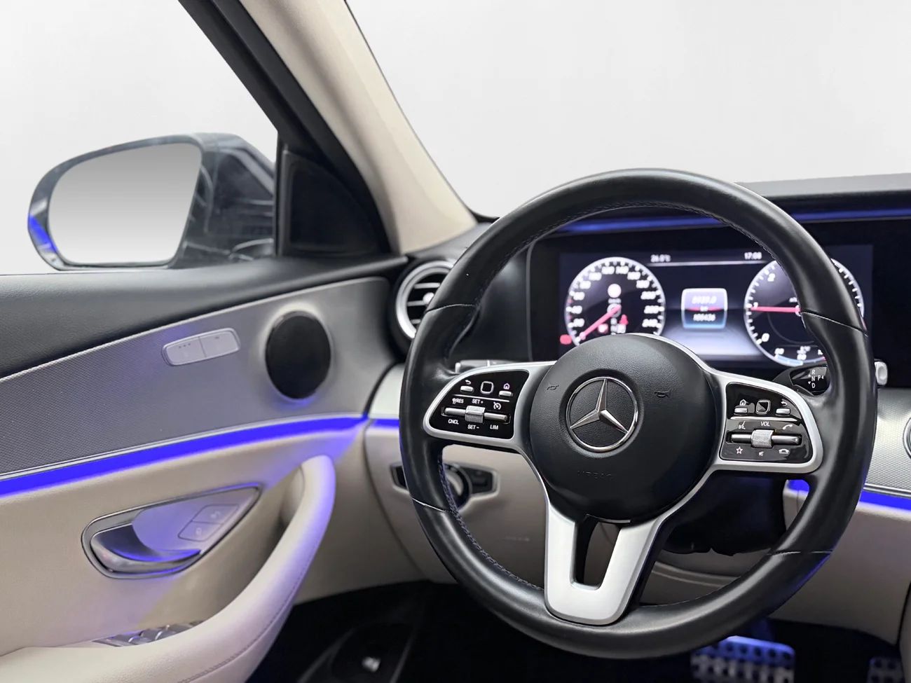 Mercedes-Benz E 220 d 4M Aut Exclusive Navi 360° HUD Värmare MOMS – bild 17 av 37