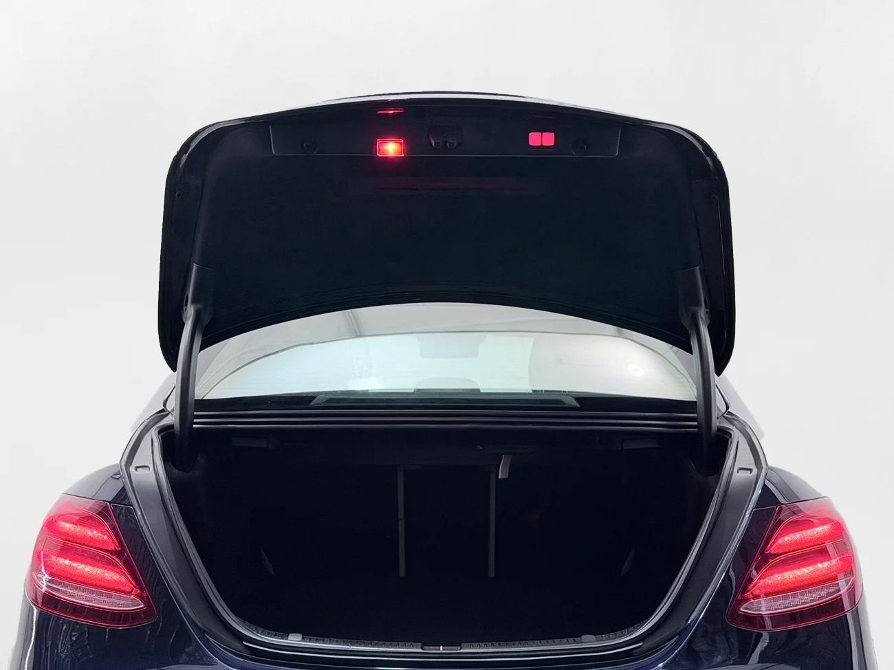 Mercedes-Benz E 220 d 4M Aut Exclusive Navi 360° HUD Värmare MOMS – bild 35 av 37