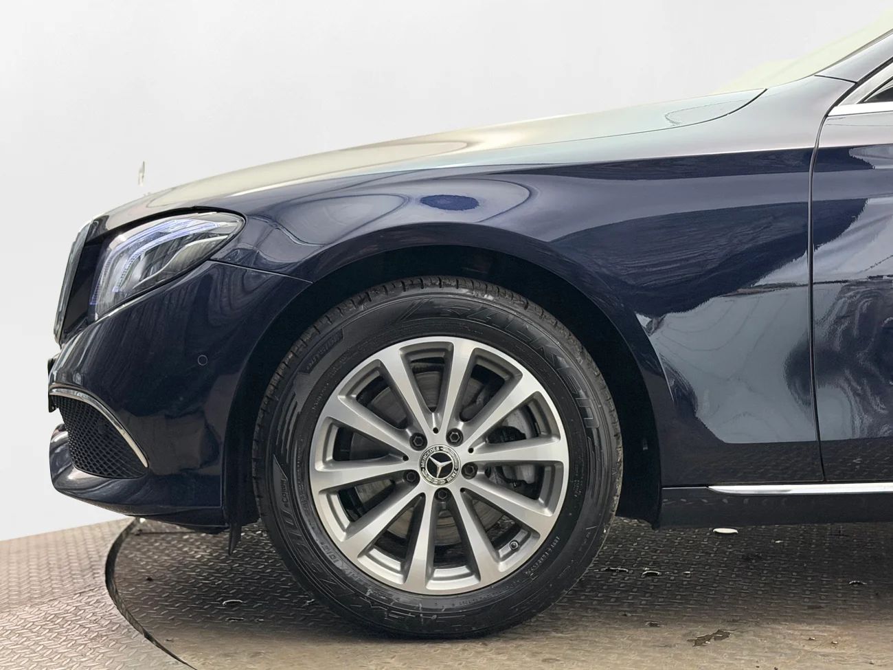 Mercedes-Benz E 220 d 4M Aut Exclusive Navi 360° HUD Värmare MOMS – bild 10 av 37