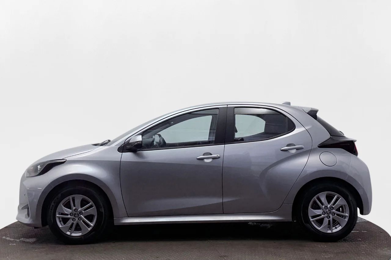 Toyota Yaris Hybrid Aut Kamera Filassist Rattvärme MOMS 116hk – bild 9 av 28
