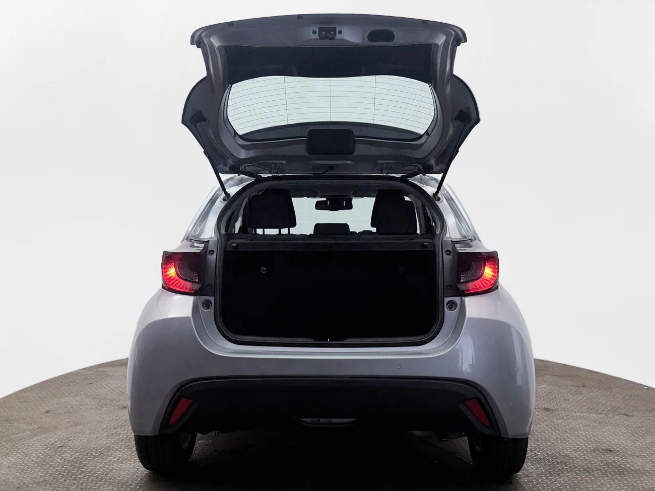 Toyota Yaris Hybrid Aut Kamera Filassist Rattvärme MOMS 116hk – bild 7 av 28